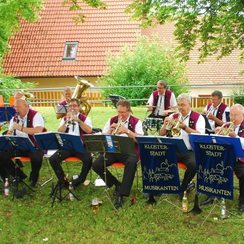 Klosterstadt-Musikanten mit Instrumenten auf Stühlen im Freien