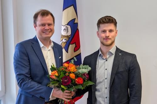 OB Michael Salomo gratuliert Lennart Schmeißer OB Michael Salomo gratuliert Lennart Schmeißer