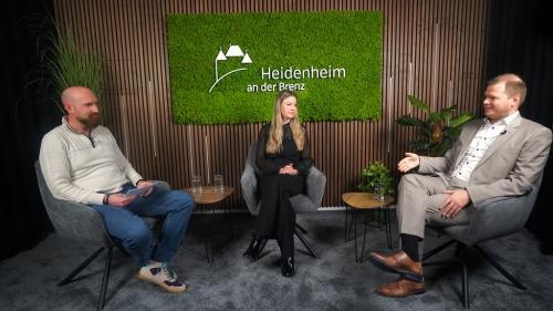 OB Michael Salomo (rechts) und Carolin Schmid (Mitte) sind passend zu den Aktionstagen zum Thema Jugend und Politik im aktuellen Info-Video der Stadt Heidenheim zu sehen. Foto: Stadt Heidenheim OB Michael Salomo (rechts) und Carolin Schmid (Mitte) sind passend zu den Aktionstagen zum Thema Jugend und Politik im aktuellen Info-Video der Stadt Heidenheim zu sehen. Foto: Stadt Heidenheim