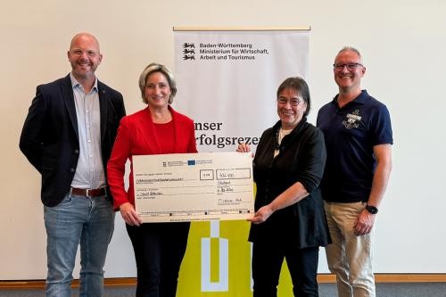 Förderscheckübergabe mit Johannes Schenck, Wirtschaftsförderung Stadt Heidenheim, Ministerin Dr. Nicole Hoffmeister-Kraut, Bürgermeisterin Simone Maiwald und Michael Sünderhauf, Community-Manager, DOCK 33. Förderscheckübergabe mit Johannes Schenck, Wirtschaftsförderung Stadt Heidenheim, Ministerin Dr. Nicole Hoffmeister-Kraut, Bürgermeisterin Simone Maiwald und Michael Sünderhauf, Community-Manager, DOCK 33.