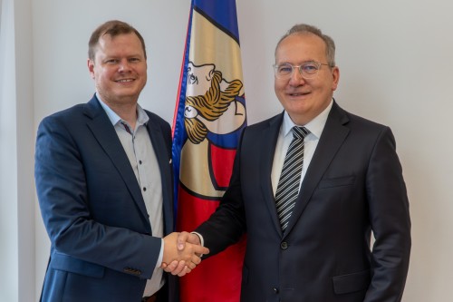 Wollen die Zusammenarbeit weiter intensivieren: Michael Salomo, Oberbürgermeister der Stadt Heidenheim (links), und Prof. Dr. Marcus Hoffmann, Rektor der DHBW Heidenheim. Foto: Stadt Heidenheim Wollen die Zusammenarbeit weiter intensivieren: Michael Salomo, Oberbürgermeister der Stadt Heidenheim (links), und Prof. Dr. Marcus Hoffmann, Rektor der DHBW Heidenheim. Foto: Stadt Heidenheim