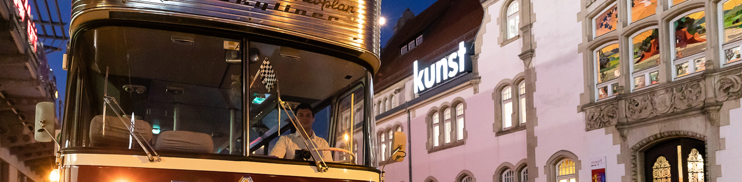 Shuttlebus der Museumsnacht vor dem Kunstmuseum