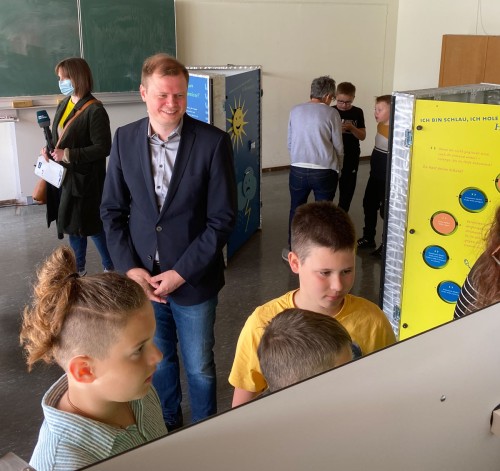 Oberbürgermeister Michael Salomo besuchte zum Start des Projekts in Heidenheim am Schulverbund Heckental den Parcours und beobachtete, wie Schülerinnen und Schüler sich damit auseinandersetzen.