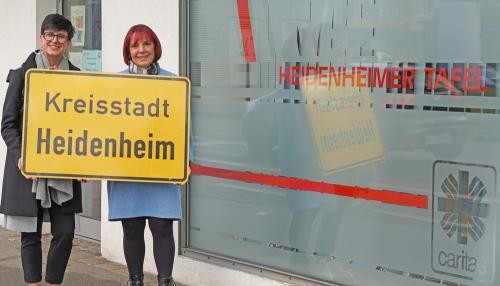 Anita Knauß von der Caritas Heidenheim (links) und die Ehrenamtliche Monika Pechtl (rechts) freuen sich über die Aktion und hoffen auf rege Teilnahme an der Versteigerung. Foto: Stadt Heidenheim Anita Knauß von der Caritas Heidenheim (links) und die Ehrenamtliche Monika Pechtl (rechts) freuen sich über die Aktion und hoffen auf rege Teilnahme an der Versteigerung. Foto: Stadt Heidenheim
