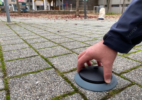 Ein Sensor wird auf einem Parkplatz in der Innenstadt Heidenheims installiert. Foto: Stadt Heidenheim