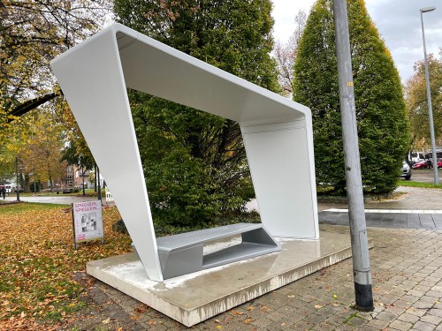 Das neue smarte Stadtmöbel - eine Bank mit Dach, Bildschirm und LoraWan-Gateway - ist am Freitag in Heidenheim an den Georges-Levillain-Anlagen installiert worden. Foto: Stadt Heidenheim