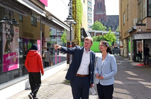 Susanne Bay und Michael Salomo auf ihrem Rundgang in der Innenstadt