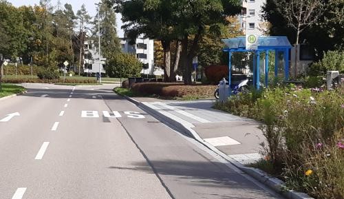 Die Stadt Heidenheim hat in den vergangenen Jahren zahlreiche Bushaltestellen barrierefrei ausgebaut, wie beispielsweise die Haltestelle Mittelrainstraße Süd. Foto: Stadt Heidenheim