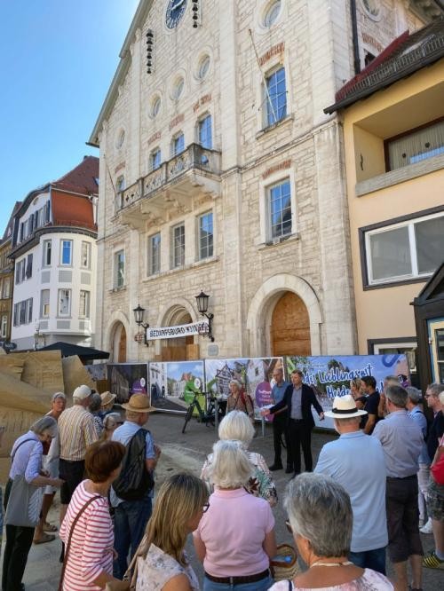 Bürgerspaziergang in Heidenheim. Oberbürgermeister Michael Salomo steht vor dem Elmar-Doch-Haus. Foto: Stadt Heidenheim