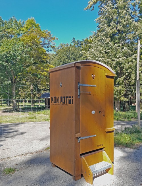 Die Kompost-Toilette steht vorerst bis Ende des Jahres im Wildpark Heidenheim. Foto: Stadt Heidenheim