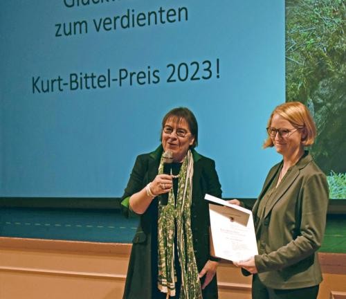 Bürgermeisterin Simone Maiwald verleiht den Kurt-Bittel-Preis an Dr. Iris Nießen.