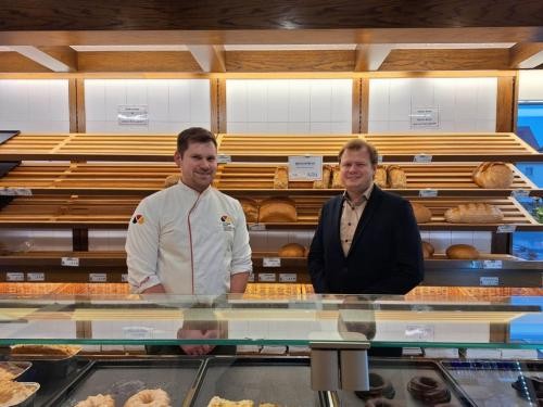 Bäckermeister Fabian Rieck und OB Michael Salomo in der Bäckereifiliale