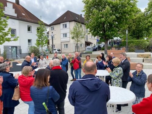 OB Michael Salomo eröffnet gemeinsam mit Bürgerinnen und Bürgern und geladenen Gästen den neugestalteten Ostplatz in Heidenheim