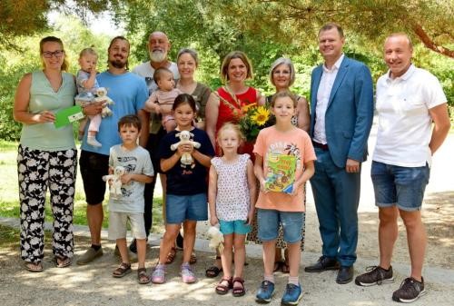 Lars-Ingo Reinus, Leiter des Brenzparks, OB Michael Salomo und Alexandra Köwilein, Vorsitzende des Brenzpark e. V. überraschen eine Familie Lars-Ingo Reinus, Leiter des Brenzparks, OB Michael Salomo und Alexandra Köwilein, Vorsitzende des Brenzpark e. V. überraschen eine Familie