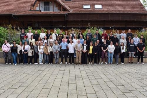 Oberbürgermeister Salomo mit Ausbildungsleitung und Nachwuchskräften Oberbürgermeister Salomo mit Ausbildungsleitung und Nachwuchskräften