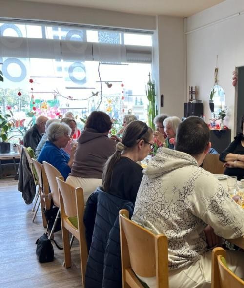 Personen sitzen gemeinsam an einem Tisch Personen sitzen gemeinsam an einem Tisch