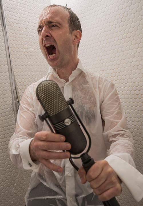Patrick Bopp singend in der Dusche Patrick Bopp singend in der Dusche