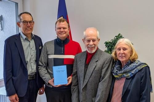 Gereon Balle GB Museen und Stadtarchiv, Oberbürgermeister Michael Salomo, Dr. Helmut Weimert, Christine Weimert mit dem Steuerbuch Gereon Balle GB Museen und Stadtarchiv, Oberbürgermeister Michael Salomo, Dr. Helmut Weimert, Christine Weimert mit dem Steuerbuch