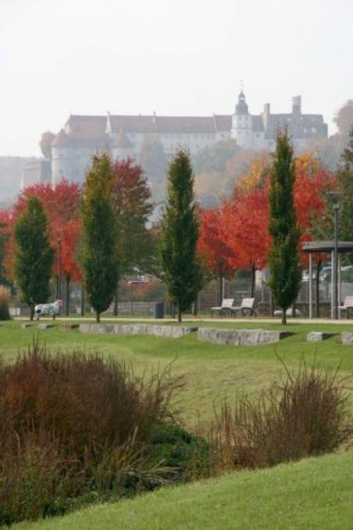 Brenzpark mit Schloss Hellenstein im Hintergrund Brenzpark mit Schloss Hellenstein im Hintergrund