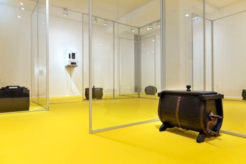 Enya Burger: Guided by memories, 2024, Glaslabyrinth, Butterfässer, Physarum in Petrischalen, Inkubator, Wiederstandsmessung, Live Sound, Foto: Ignacio Iturrioz, © Enya Burger Enya Burger: Guided by memories, 2024, Glaslabyrinth, Butterfässer, Physarum in Petrischalen, Inkubator, Wiederstandsmessung, Live Sound, Foto: Ignacio Iturrioz, © Enya Burger