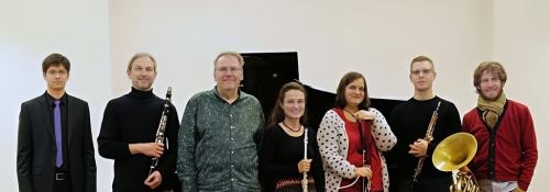 Musikerinnen und Musiker mit Instrumenten Musikerinnen und Musiker mit Instrumenten