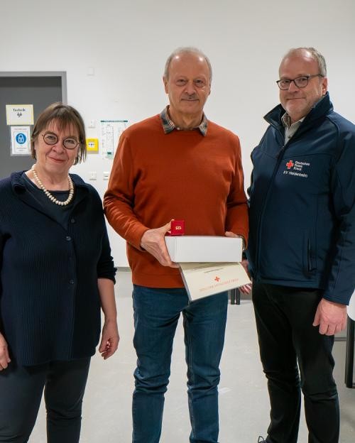 Manfred Pudel wird für 125 Blutspenden mit der Blutspender-Ehrennadel in Gold mit Eichenkreuz ausgezeichnet. Foto: Stadt Heidenheim Manfred Pudel wird für 125 Blutspenden mit der Blutspender-Ehrennadel in Gold mit Eichenkreuz ausgezeichnet. Foto: Stadt Heidenheim