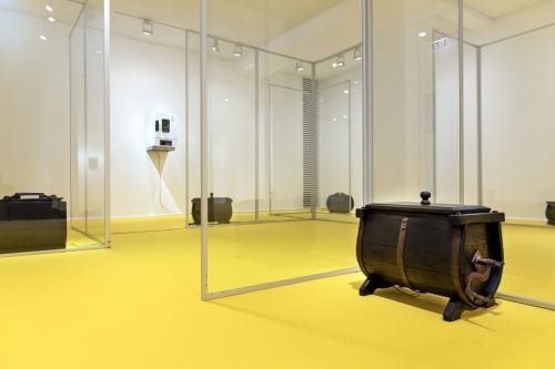 Blick in die Ausstellung: Glaslabyrinth, Butterfässer, Physarum in Petrischalen, Inkubator Blick in die Ausstellung: Glaslabyrinth, Butterfässer, Physarum in Petrischalen, Inkubator