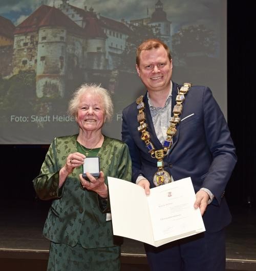 OB Michael Salomo überreicht Karin Böhm die Ehrenamtsmünze. Foto: Stadt Heidenheim OB Michael Salomo überreicht Karin Böhm die Ehrenamtsmünze. Foto: Stadt Heidenheim