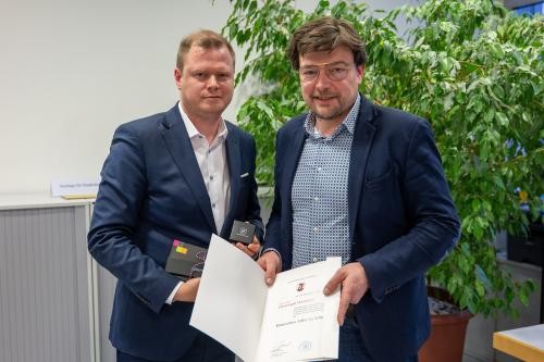 Oberbürgermeister Michael Salomo (li.) bedankt sich bei Christoph Weichert für mehr als elf Jahre ehrenamtliche Tätigkeit im Gemeinderat Oberbürgermeister Michael Salomo (li.) bedankt sich bei Christoph Weichert für mehr als elf Jahre ehrenamtliche Tätigkeit im Gemeinderat