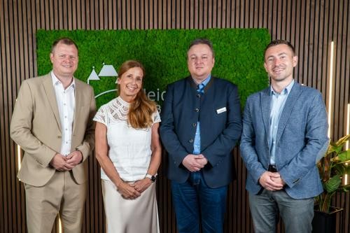 OB Michael Salomo (ganz links) und Bürgermeister Johannes Krombach-Champiomont (ganz rechts) gratulieren Petra Bonauer (2.v.li.) und Daniel Fabian (2.v.re.) OB Michael Salomo (ganz links) und Bürgermeister Johannes Krombach-Champiomont (ganz rechts) gratulieren Petra Bonauer (2.v.li.) und Daniel Fabian (2.v.re.)