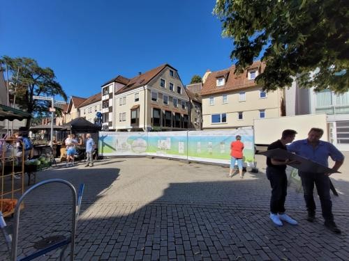 Ralf Käpplinger, Leitung Stadtentwicklung bei der Stadt Heidenheim, informiert auf dem Wochenmarkt über die Zukunft des Rathausquartiers. Ralf Käpplinger, Leitung Stadtentwicklung bei der Stadt Heidenheim, informiert auf dem Wochenmarkt über die Zukunft des Rathausquartiers.