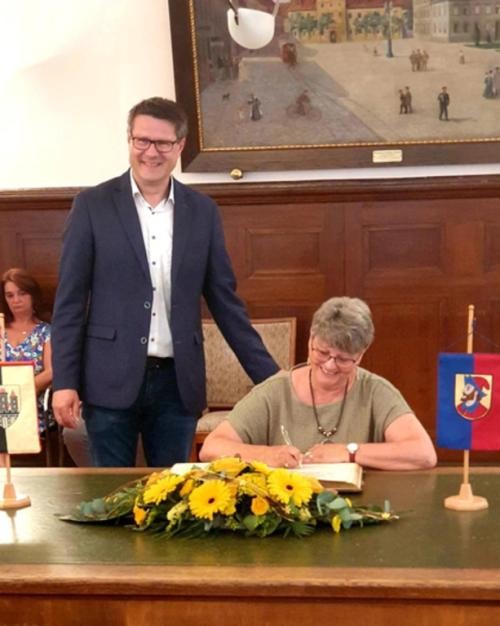 Döbelns Oberbürgermeister Sven Liebhauser und Sabine Bodenmüller beim Eintrag in das Goldene Buch der Großen Kreisstadt Döbeln Döbelns Oberbürgermeister Sven Liebhauser und Sabine Bodenmüller beim Eintrag in das Goldene Buch der Großen Kreisstadt Döbeln