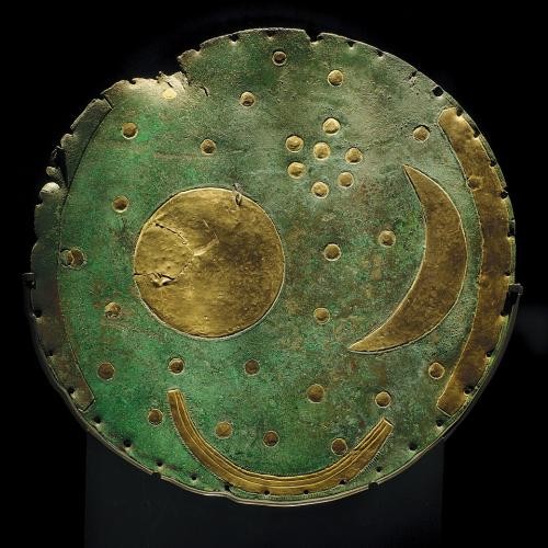 Himmelsscheibe von Nebra, 2100-1700 v. Chr. Foto: Landesamt für Denkmalpflege und Archäologie Sachsen-Anhalt Himmelsscheibe von Nebra, 2100-1700 v. Chr. Foto: Landesamt für Denkmalpflege und Archäologie Sachsen-Anhalt