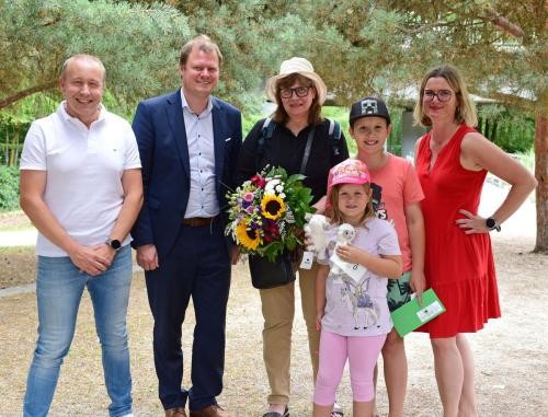 Strahlende Gesichter: Brenzpark-Leiter Lars-Ingo Reinus (ganz links), Oberbürgermeister Michael Salomo (2.v.li.) und Alexandra Köwilein, Erste Vorsitzende des Brenzpark e.V (ganz rechts) überraschen Birgit Waiblinger als 111.111 Besucherin des Brenzparks in dieser Saison. Die Enkel Vincent und Frieda sind mächtig stolz. Foto: Stadt Heidenheim Strahlende Gesichter: Brenzpark-Leiter Lars-Ingo Reinus (ganz links), Oberbürgermeister Michael Salomo (2.v.li.) und Alexandra Köwilein, Erste Vorsitzende des Brenzpark e.V (ganz rechts) überraschen Birgit Waiblinger als 111.111 Besucherin des Brenzparks in dieser Saison. Die Enkel Vincent und Frieda sind mächtig stolz. Foto: Stadt Heidenheim