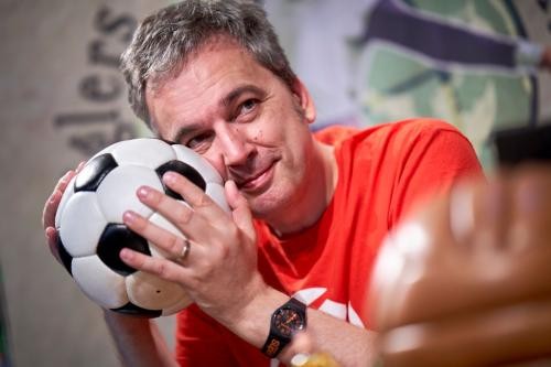 Hat schon Gelb! Zeiglers wunderbare Welt des Fußballs – LIVE - Foto: Ben Knabe WDR Hat schon Gelb! Zeiglers wunderbare Welt des Fußballs – LIVE - Foto: Ben Knabe WDR