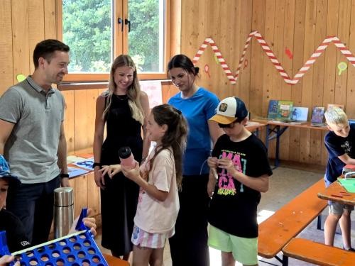 Bürgermeister Johannes Krombach-Champiomont besucht die Kinder der Ferienfreizeit im Brenzpark. Foto: Stadt Heidenheim Bürgermeister Johannes Krombach-Champiomont besucht die Kinder der Ferienfreizeit im Brenzpark. Foto: Stadt Heidenheim