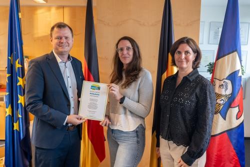 (v. l.) Oberbürgermeister Michael Salomo, sowie Sarah Wörle und Sonja Beyrle vom Lenkungskreis Fairtrade freuen sich über die Auszeichnung "Fairtrade-Town", Foto: Stadt Heidenheim (v. l.) Oberbürgermeister Michael Salomo, sowie Sarah Wörle und Sonja Beyrle vom Lenkungskreis Fairtrade freuen sich über die Auszeichnung "Fairtrade-Town", Foto: Stadt Heidenheim