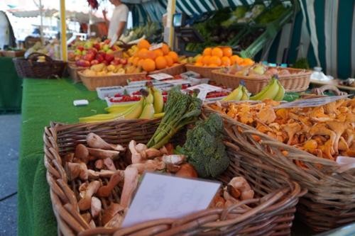 verschiedenes Obst und Gemüse an einem Marktstand verschiedenes Obst und Gemüse an einem Marktstand