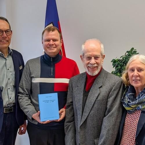 Gereon Balle GB Museen und Stadtarchiv, Oberbürgermeister Michael Salomo, Dr. Helmut Weimert, Christine Weimert mit dem Steuerbuch