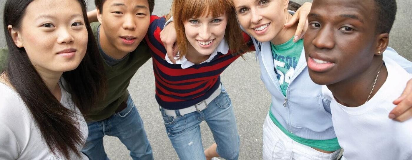 Jugendliche Arm in Arm Jugendliche Arm in Arm