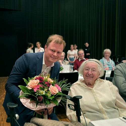 Charlotte Streicher-Steinbrenner ist mit 103 Jahren die älteste Seniorin in Heidenheim und auf der Seniorenfeier der Stadt. Oberbürgermeister Michael Salomo überreichte ihr und weiteren Seniorinnen und Senioren eine Flasche Sekt und Blumen.