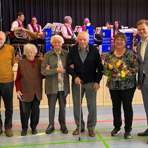 Ortsvorsteher Jörg Maierhofer und OB Michael Salomo haben Geschenke an Karl Frankenberger (von links), Kunigunde Maier, Maria Steer und Hans Mayer überreicht. Anneliese Bosch erhielt einen Blumenstrauß für die Bewirtung während der Seniorenfeiern in den vergangenen 30 Jahren.