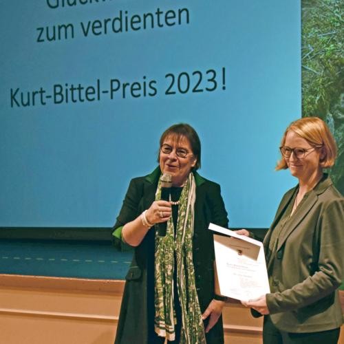 Bürgermeisterin Simone Maiwald verleiht den Kurt-Bittel-Preis an Dr. Iris Nießen.