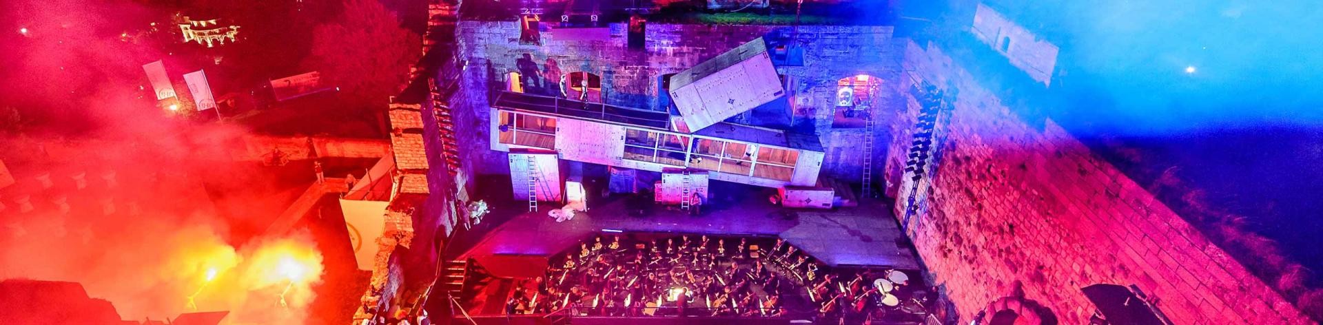 Bühne Rittsaal bunt beleuchtet, Foto: Oliver Vogel