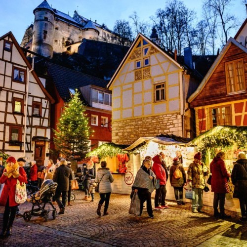 Weihnachtsmarkt und Blick auf Schloss Hellenstein