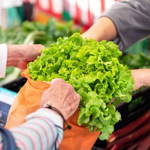 Einkauf eines Salats