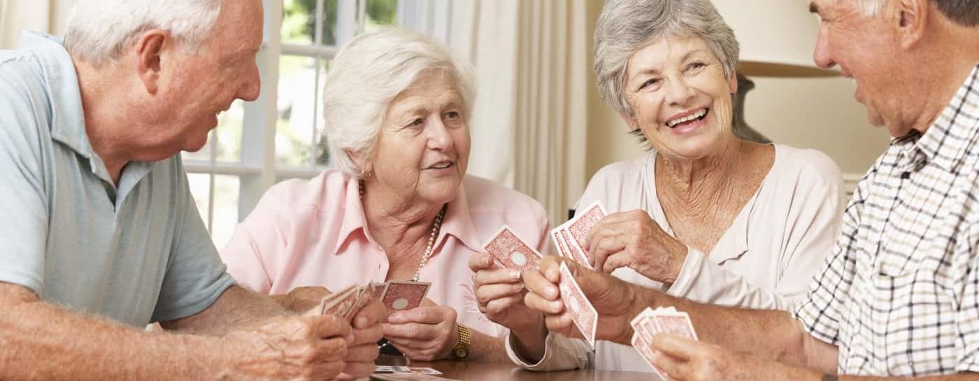 Senioren beim Kartenspielen