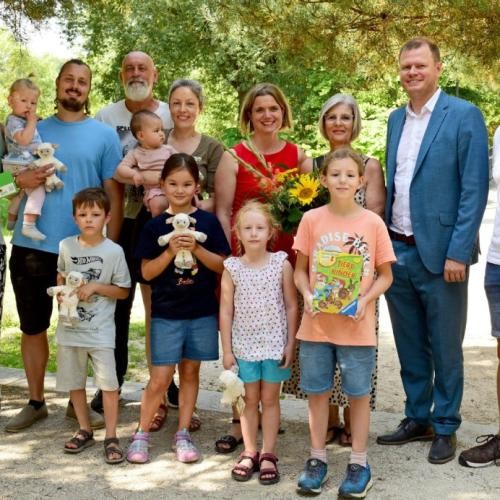 Lars-Ingo Reinus, Leiter des Brenzparks, OB Michael Salomo und Alexandra Köwilein, Vorsitzende des Brenzpark e. V. überraschen eine Familie