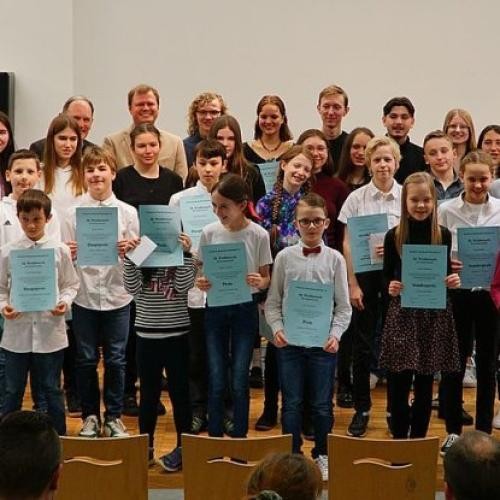 Schülerinnen und Schüler der Musikschule Heidenheim mit ihren Urkunden