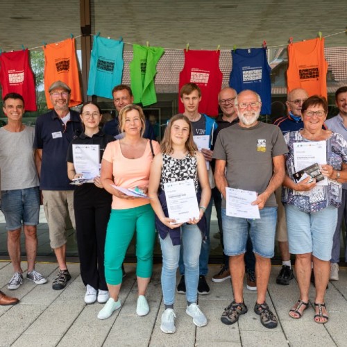 Von links nach rechts: Oberbürgermeister Michael Salomo, Geschäftsbereichsleiter Stadtentwicklung, städtebauliche Planung und Umwelt Ralf Käpplinger, Johannes Metzger, Nives Filipovic, Direktor des Werkgymnasiums Ralf Kiesel, Anja Staudenmaier, Vladislav Plotnikov, Annelie Richter, Jürgen Kinzler, Friedrich Willer, Siegward Schottky, Hannelore Kopp, Patrick Zembrod und die Erste Landesbeamtin des Landkreises Heidenheim, Marlene Bolz.